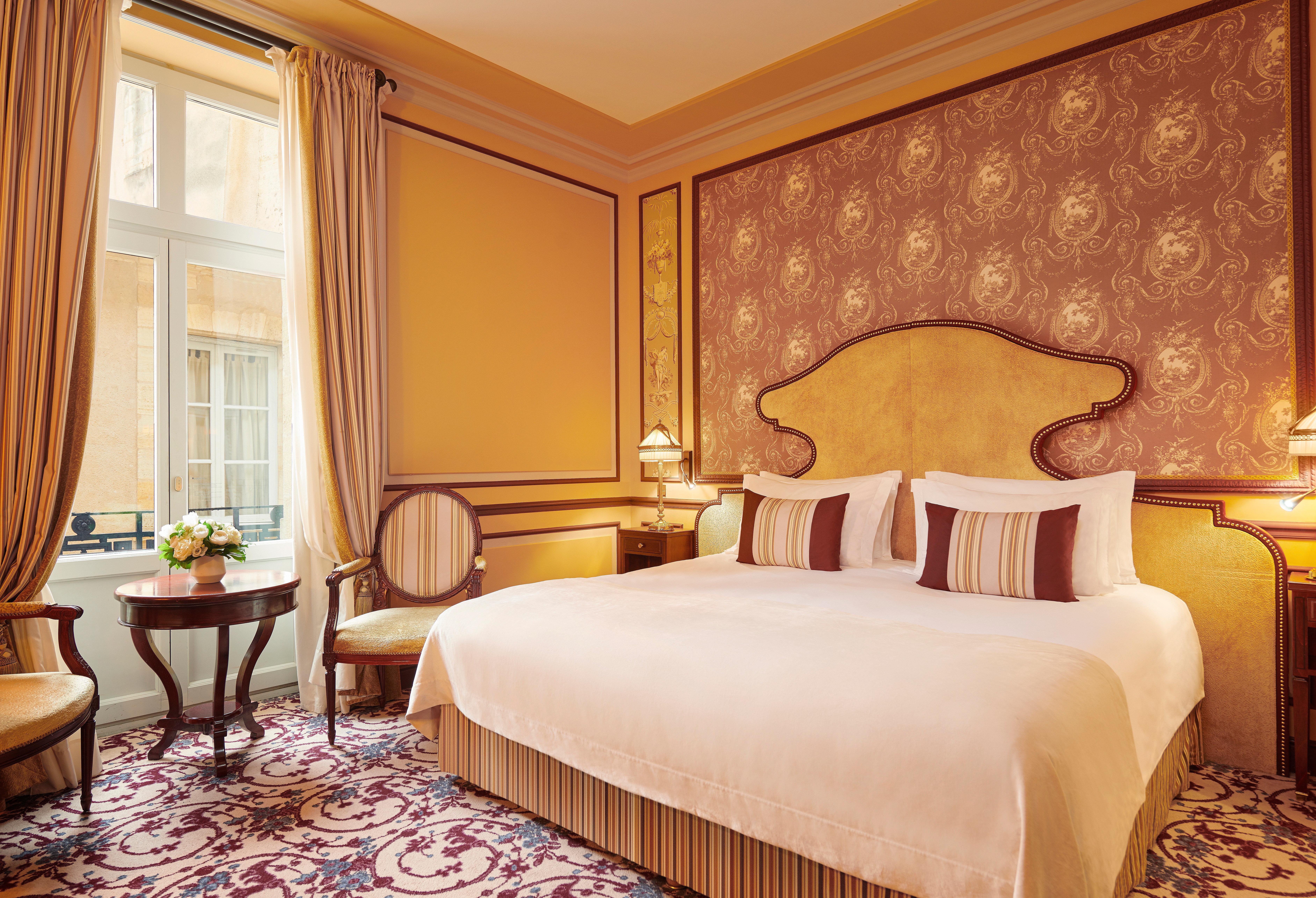 Intercontinental Bordeaux Le Grand Hotel By Ihg Dış mekan fotoğraf A room at the hotel