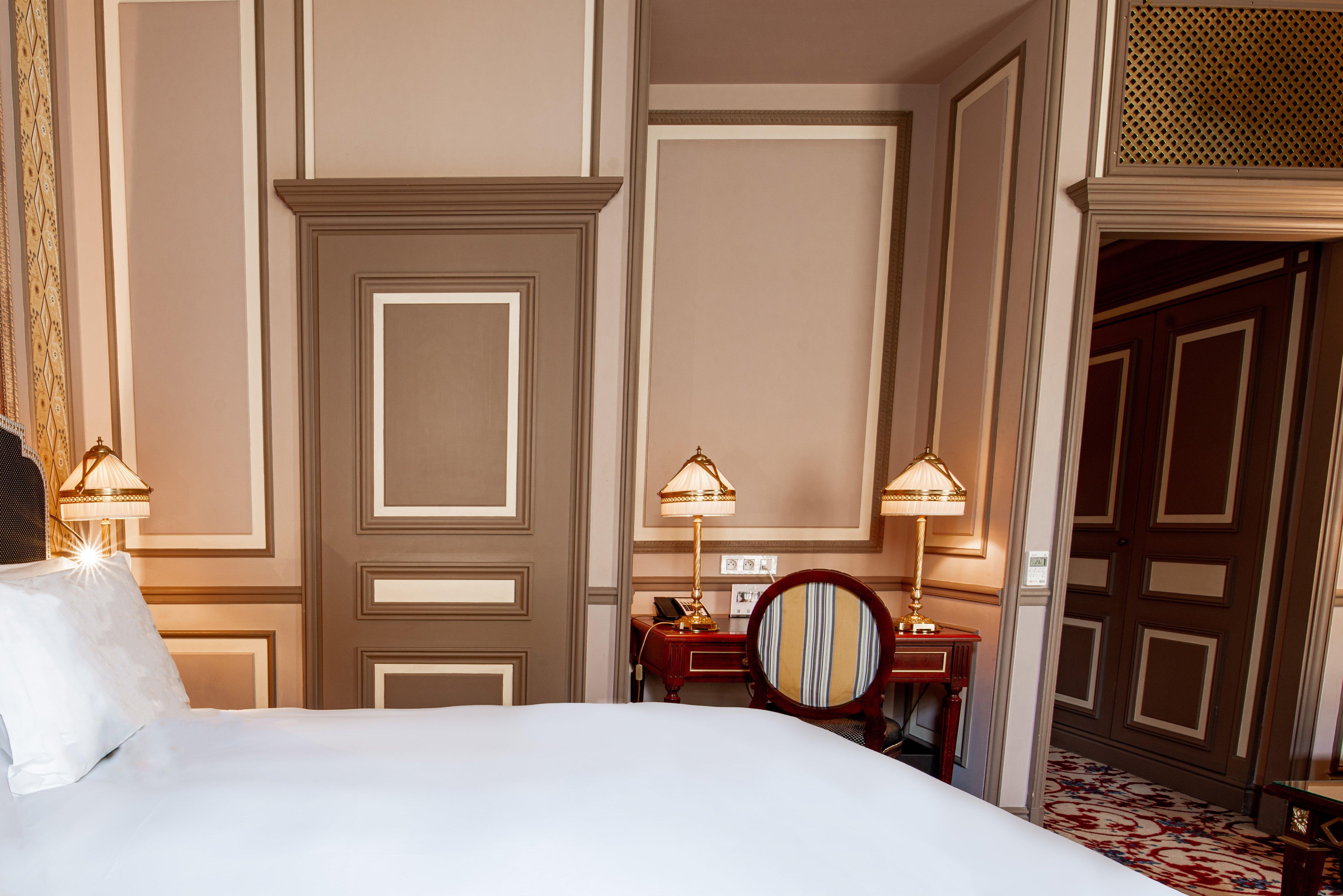 Intercontinental Bordeaux Le Grand Hotel By Ihg Dış mekan fotoğraf A room at the hotel