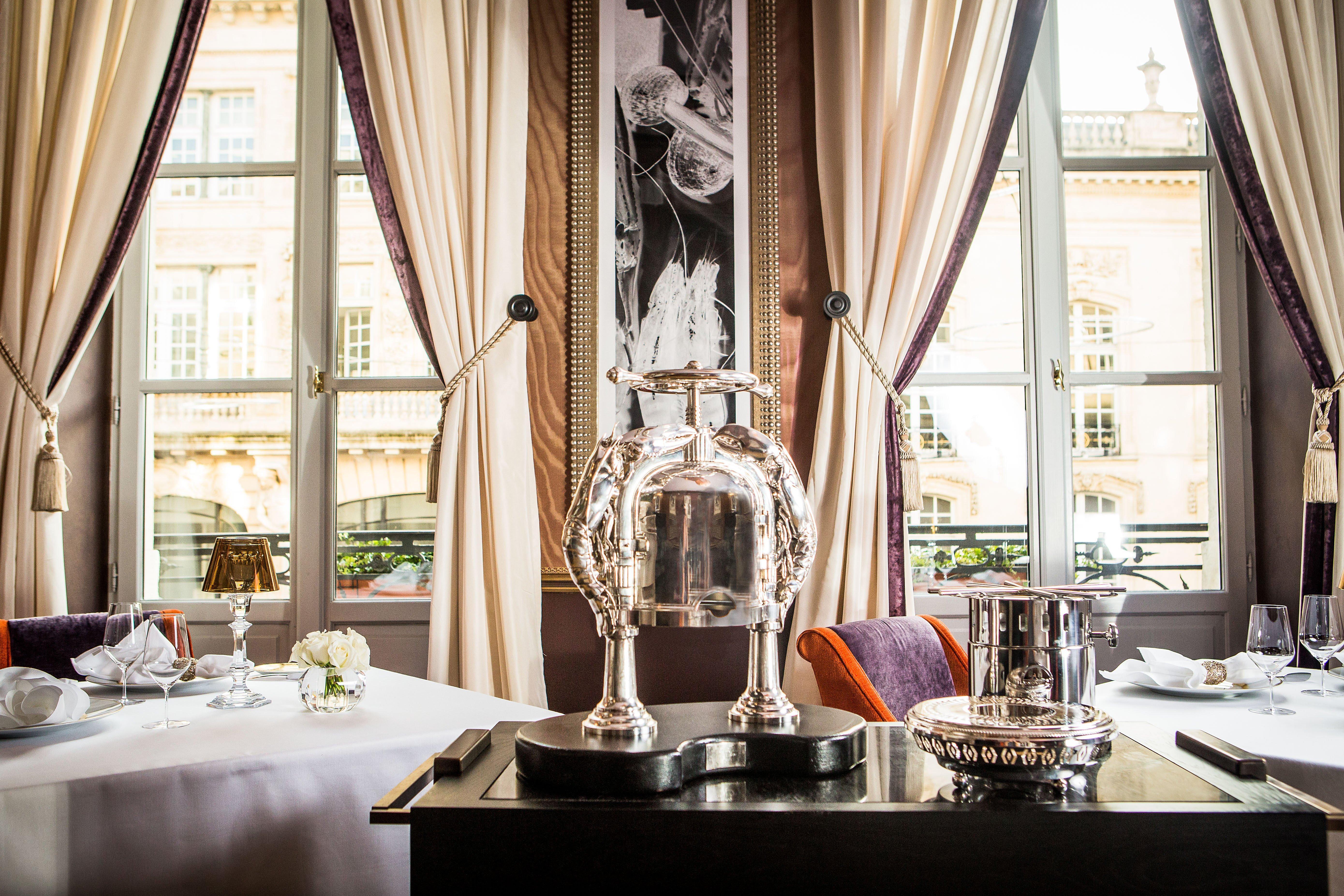 Intercontinental Bordeaux Le Grand Hotel By Ihg Dış mekan fotoğraf The 1998 World Cup trophy