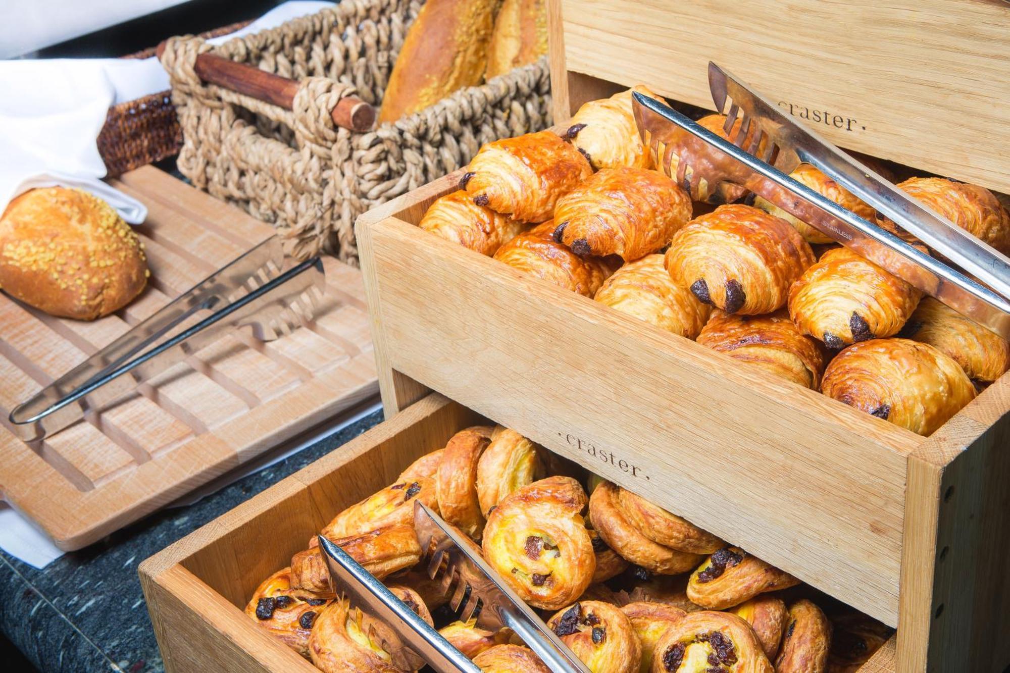 Intercontinental Bordeaux Le Grand Hotel By Ihg Dış mekan fotoğraf A selection of pastries
